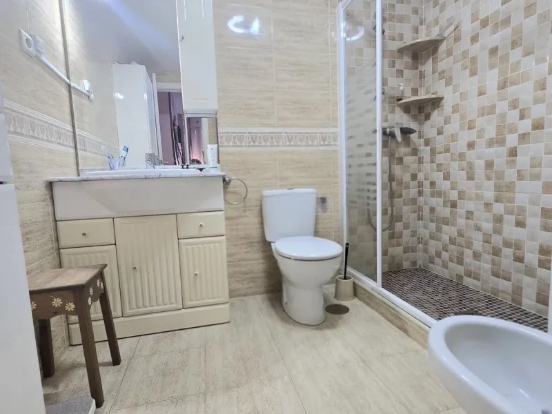 We are pleased to present this fantastic property located in La Leala, El Pinillo (Torremolinos), an excellent opportunity both as a permanent residence and as an investment.