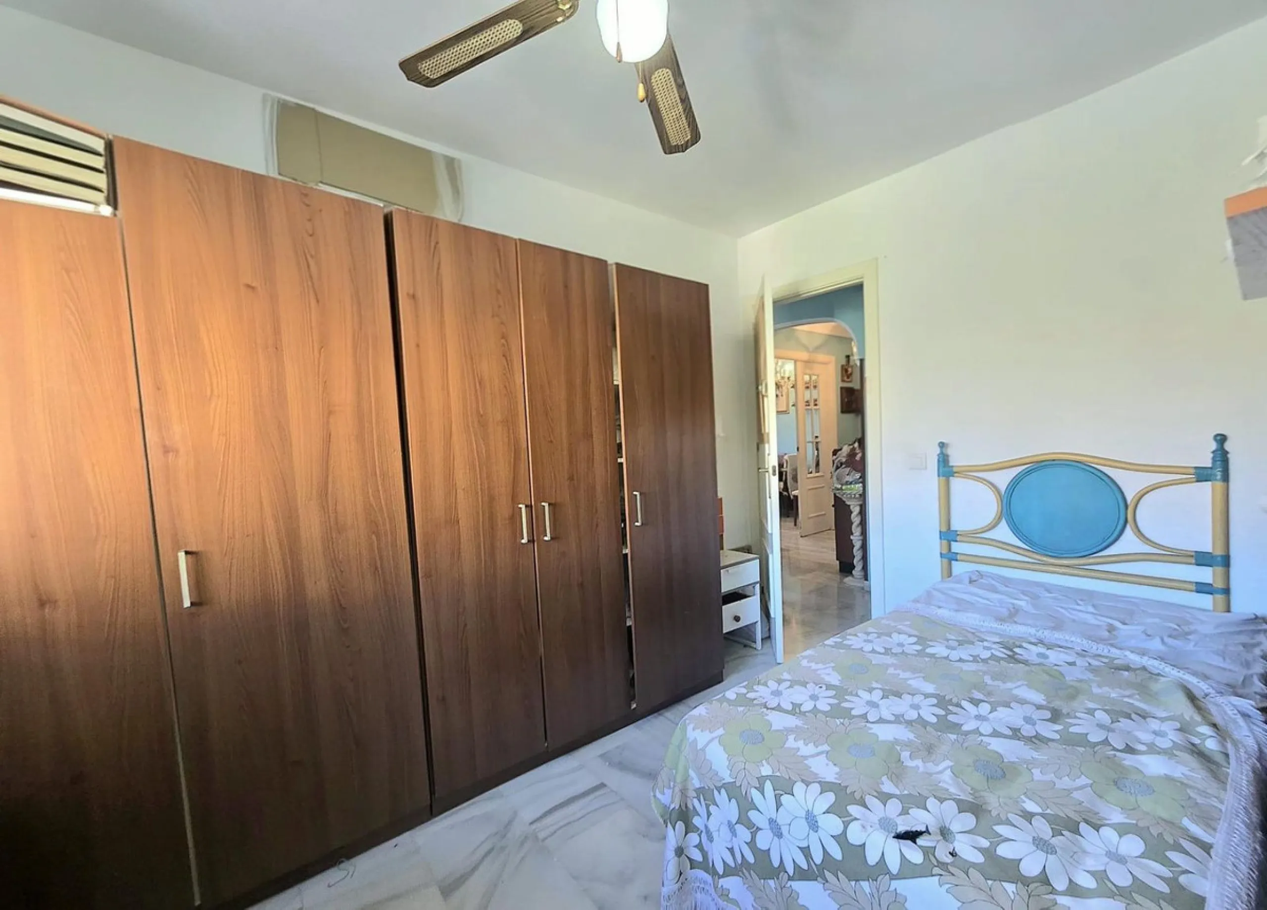 We are pleased to present this fantastic property located in La Leala, El Pinillo (Torremolinos), an excellent opportunity both as a permanent residence and as an investment.