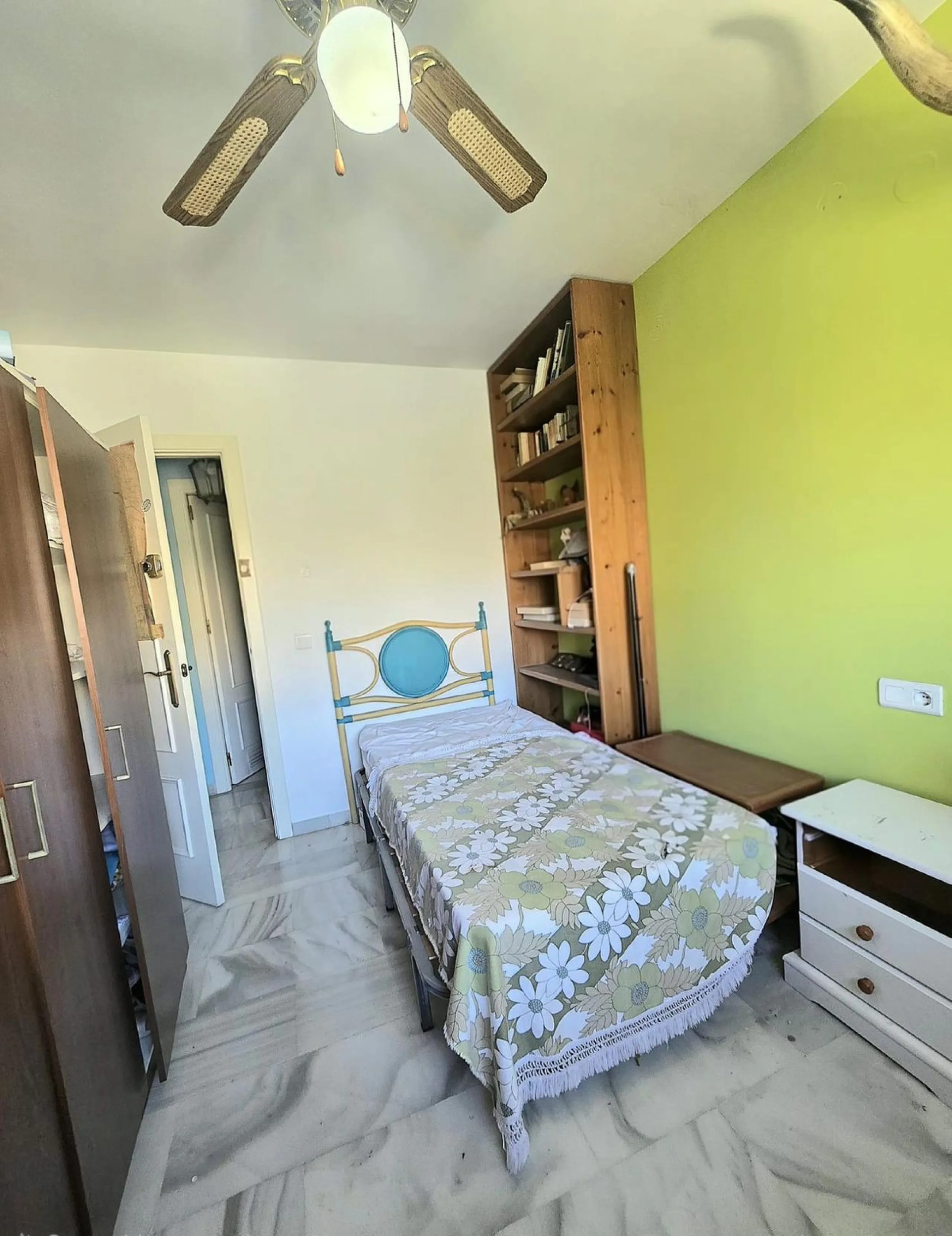 We are pleased to present this fantastic property located in La Leala, El Pinillo (Torremolinos), an excellent opportunity both as a permanent residence and as an investment.