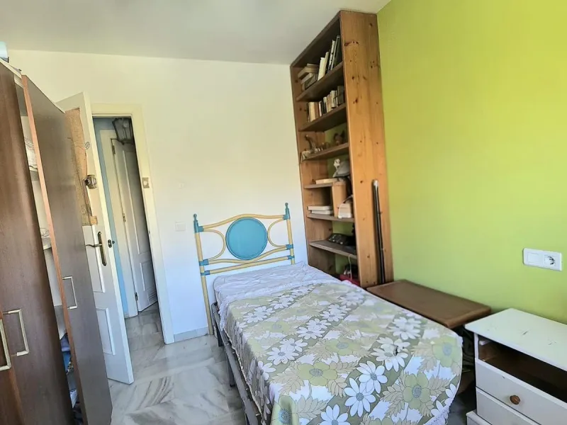 We are pleased to present this fantastic property located in La Leala, El Pinillo (Torremolinos), an excellent opportunity both as a permanent residence and as an investment.