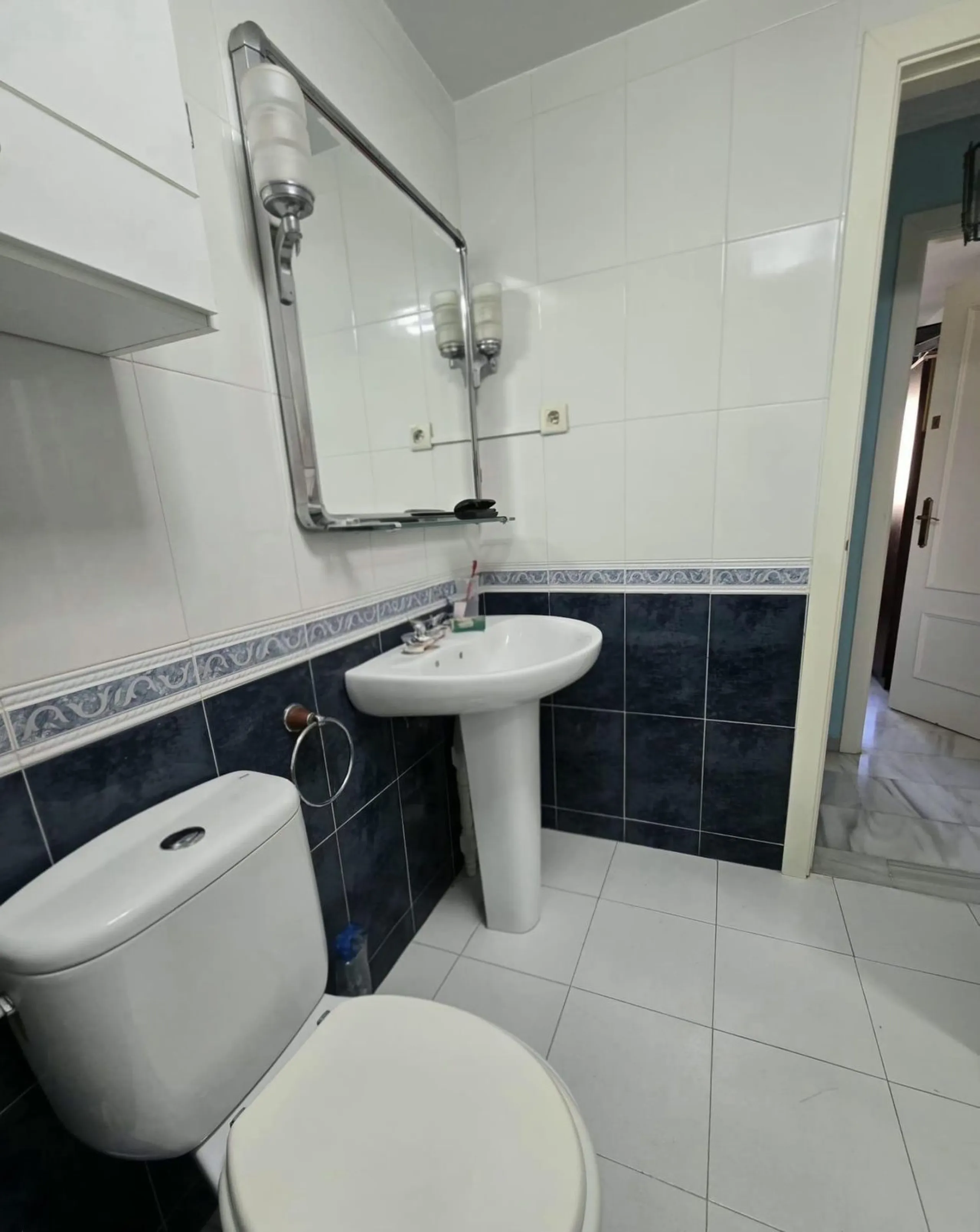 We are pleased to present this fantastic property located in La Leala, El Pinillo (Torremolinos), an excellent opportunity both as a permanent residence and as an investment.