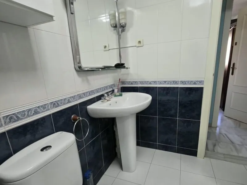 We are pleased to present this fantastic property located in La Leala, El Pinillo (Torremolinos), an excellent opportunity both as a permanent residence and as an investment.