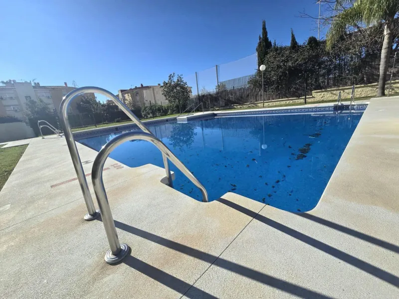 We are pleased to present this fantastic property located in La Leala, El Pinillo (Torremolinos), an excellent opportunity both as a permanent residence and as an investment.