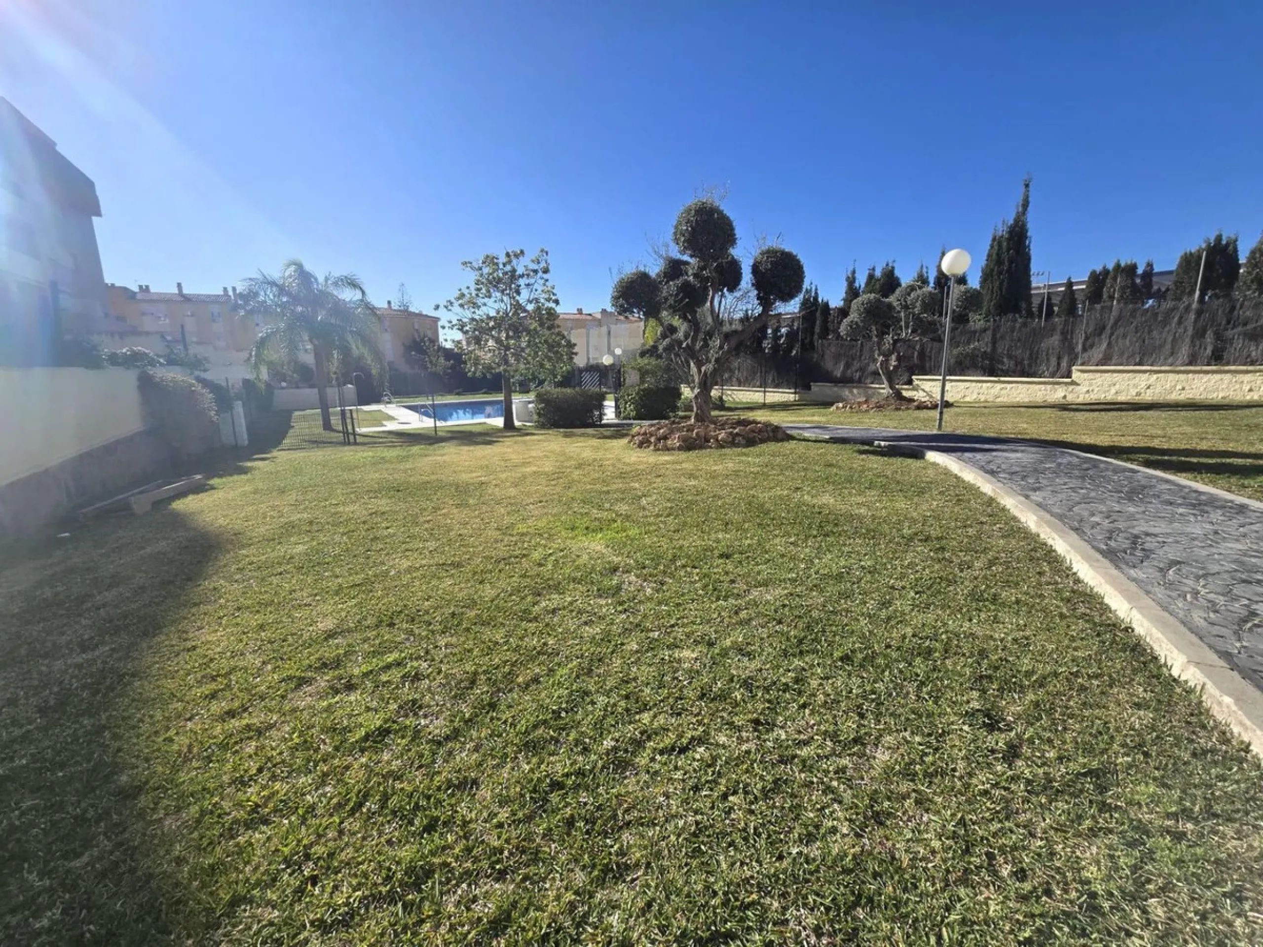 We are pleased to present this fantastic property located in La Leala, El Pinillo (Torremolinos), an excellent opportunity both as a permanent residence and as an investment.