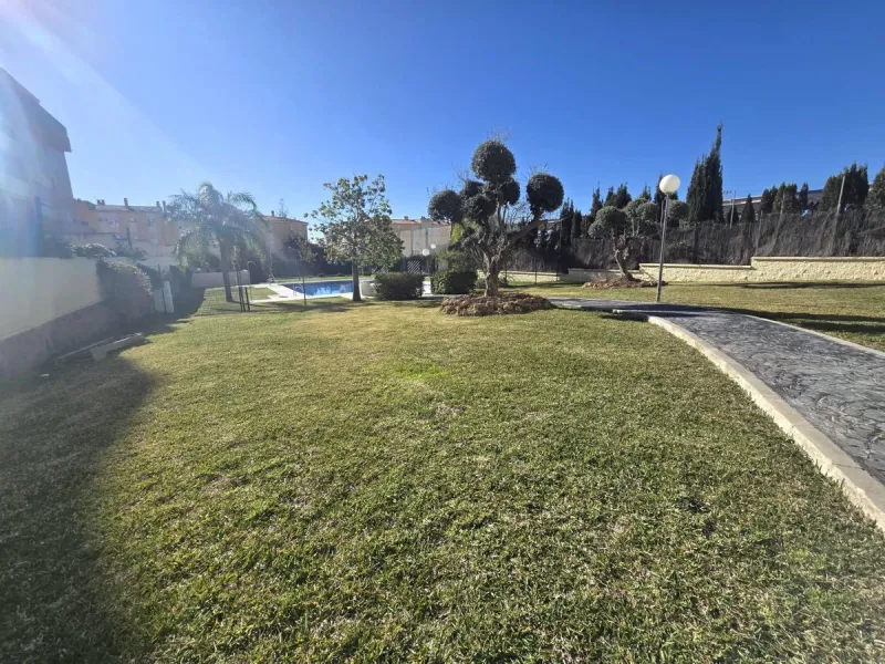 We are pleased to present this fantastic property located in La Leala, El Pinillo (Torremolinos), an excellent opportunity both as a permanent residence and as an investment.