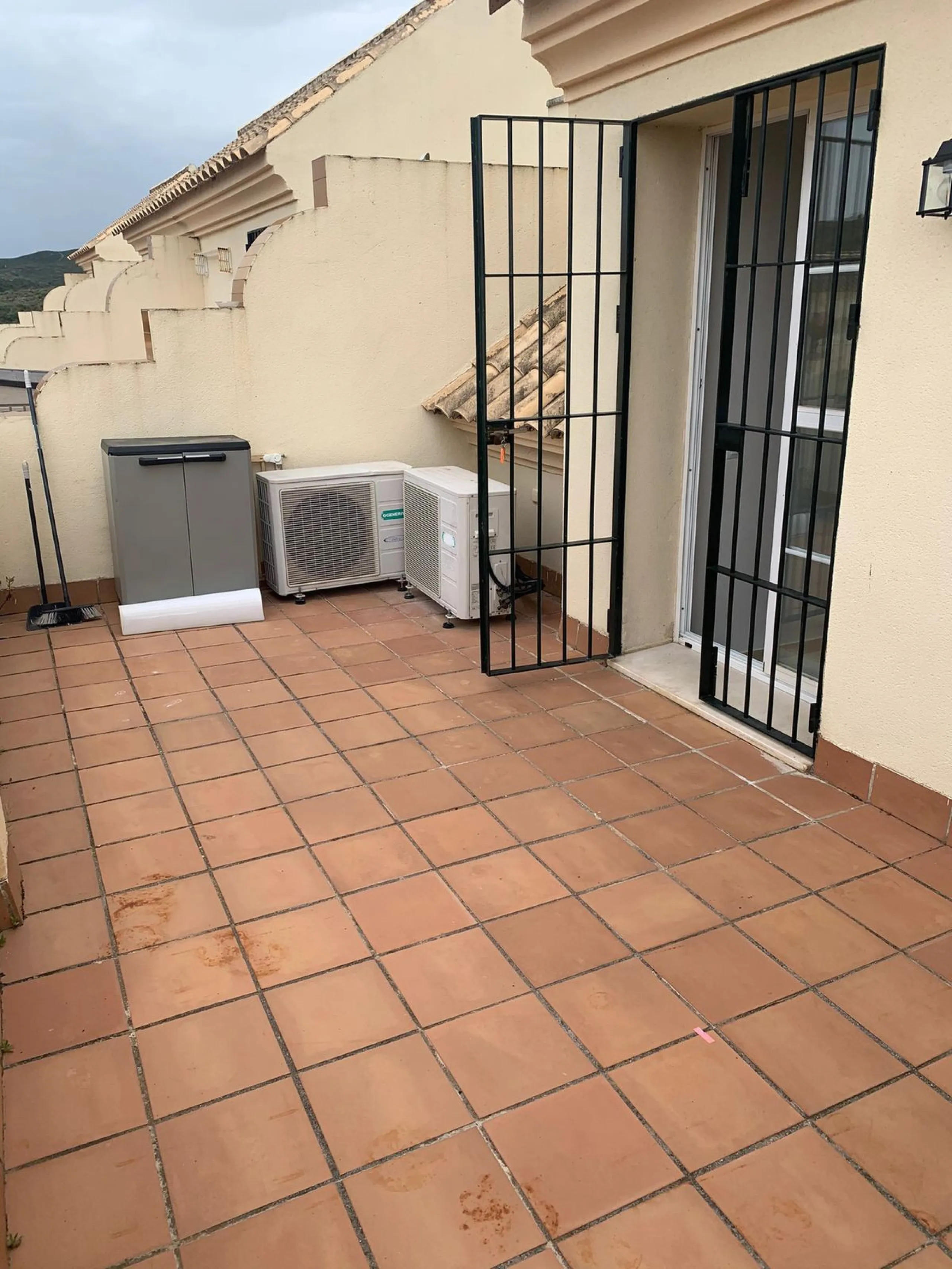 Magnificent townhouse in the La duquesa Golf urbanization, closed urbanization.