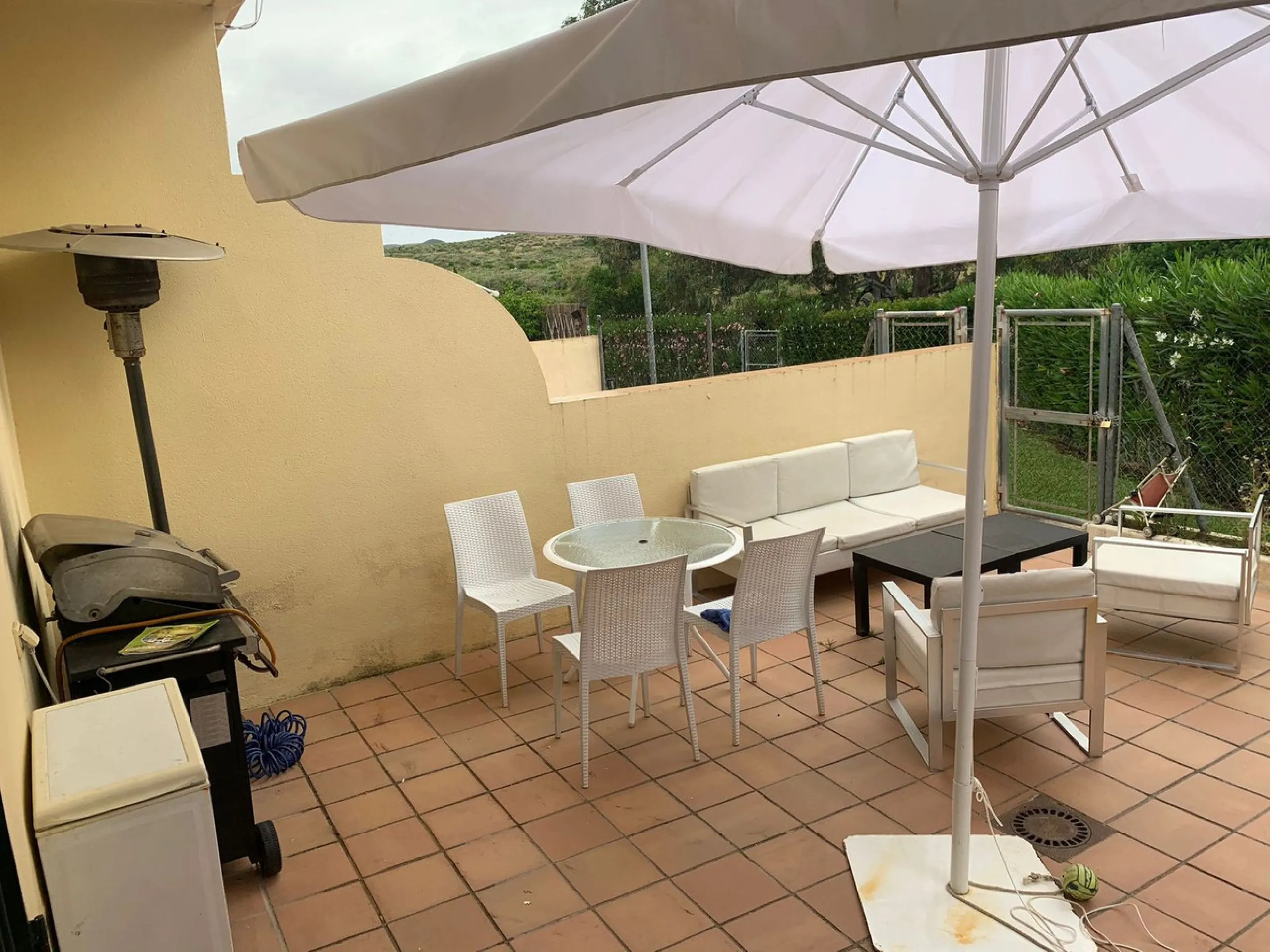 Magnificent townhouse in the La duquesa Golf urbanization, closed urbanization.
