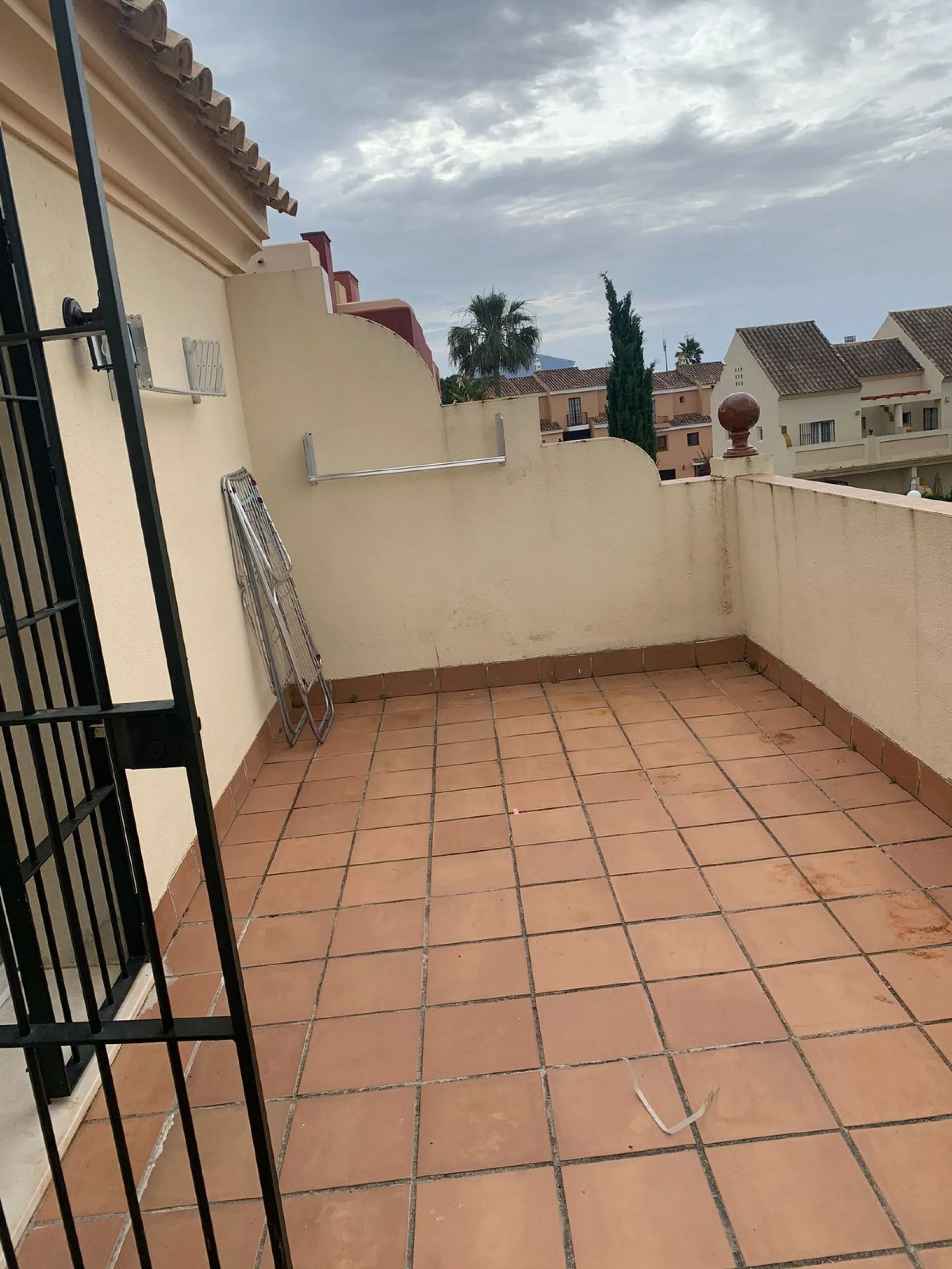 Magnificent townhouse in the La duquesa Golf urbanization, closed urbanization.