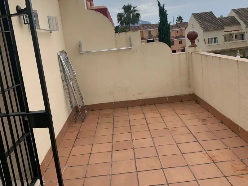 Magnificent townhouse in the La duquesa Golf urbanization, closed urbanization.