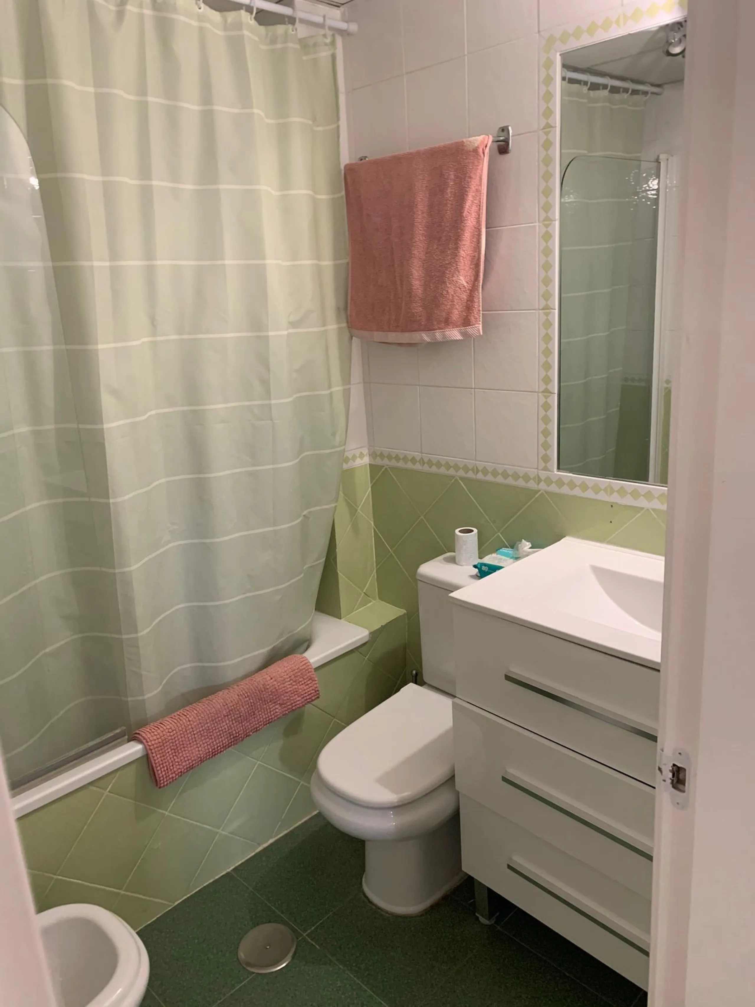 Magnificent townhouse in the La duquesa Golf urbanization, closed urbanization.
