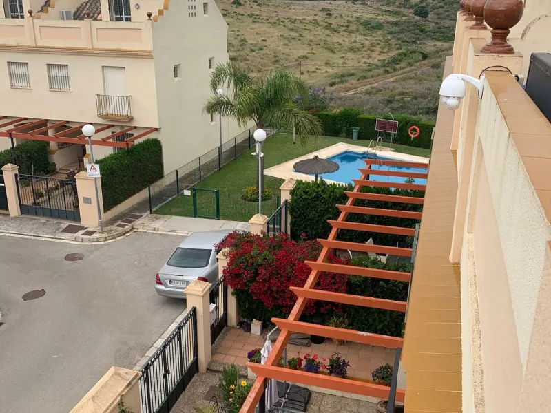 Magnificent townhouse in the La duquesa Golf urbanization, closed urbanization.