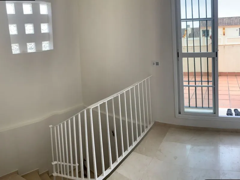 Magnificent townhouse in the La duquesa Golf urbanization, closed urbanization.