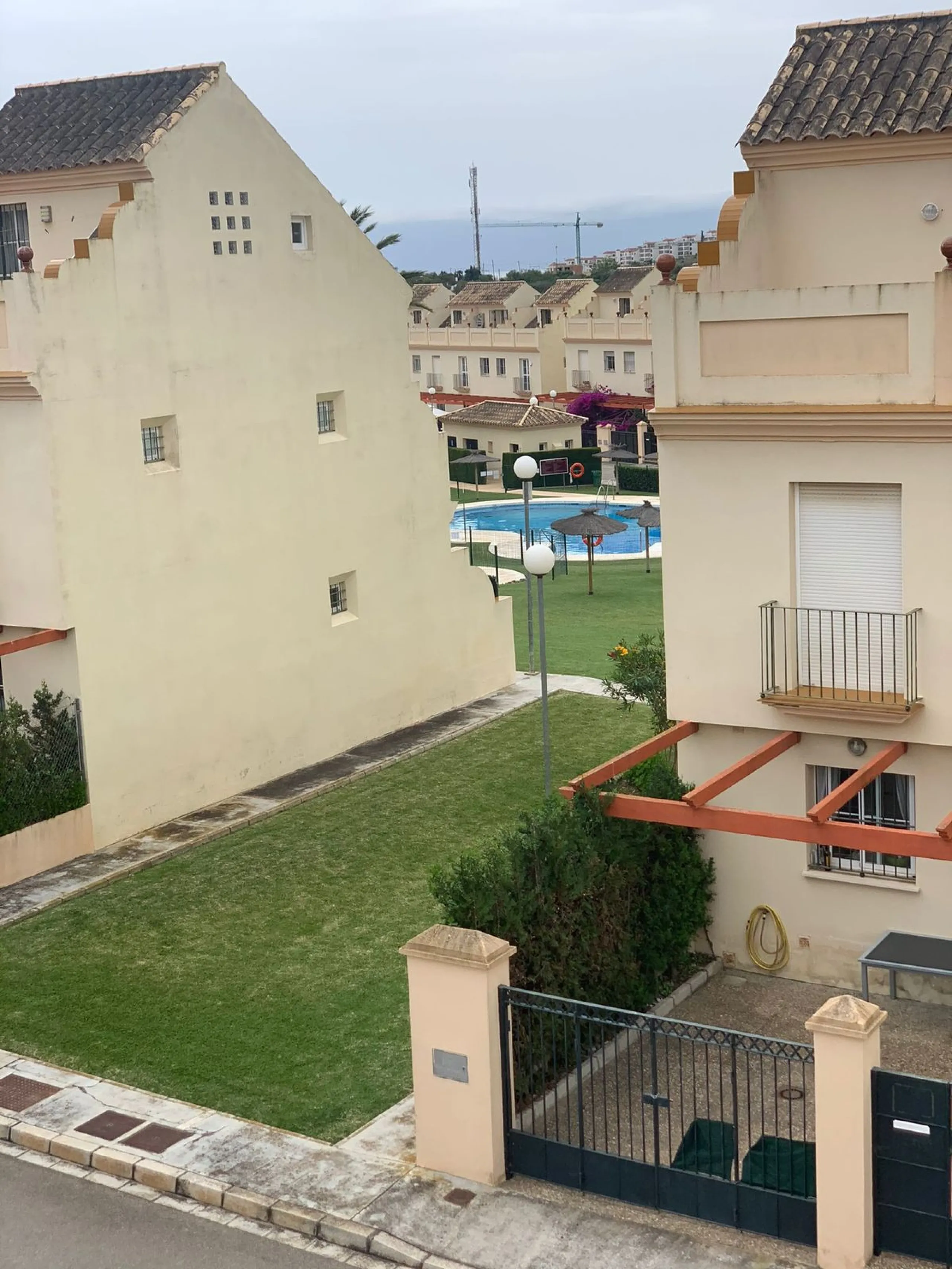 Magnificent townhouse in the La duquesa Golf urbanization, closed urbanization.