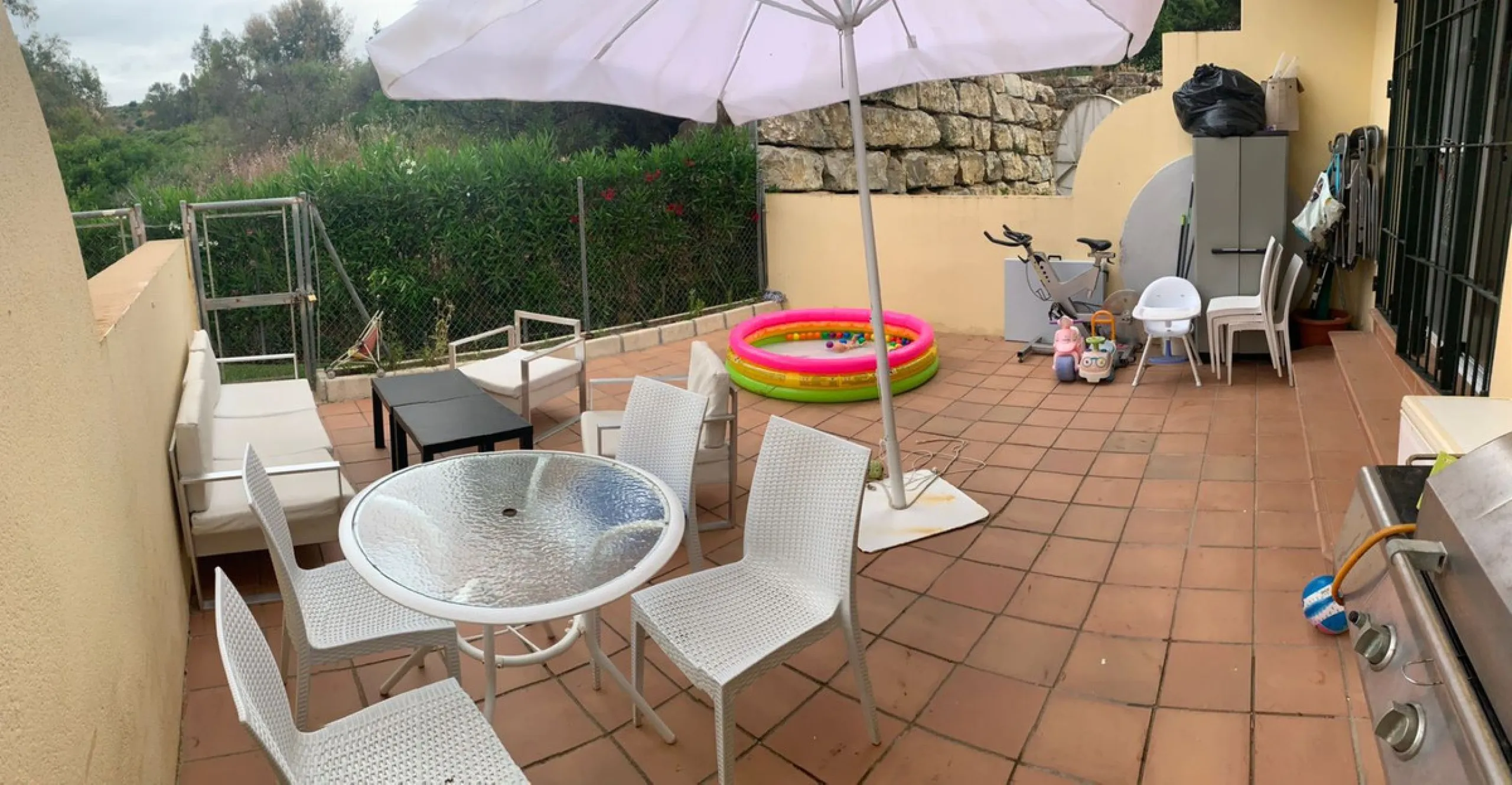 Magnificent townhouse in the La duquesa Golf urbanization, closed urbanization.