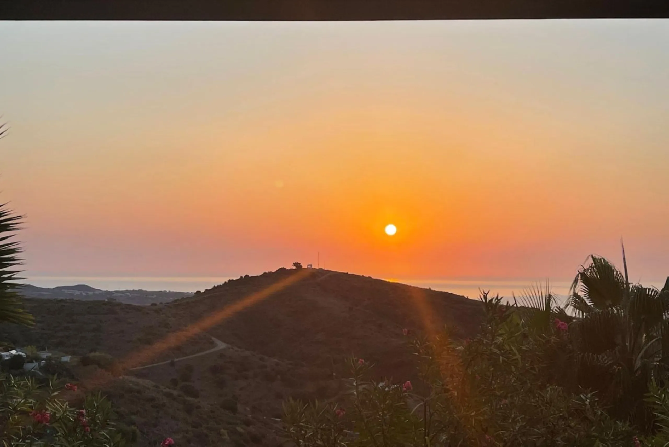 This modern, elevated ground floor, open plan apartment is located in a secure gated complex in the upper part of Calahonda enjoying amazing views to the sea.  What we really like about this property is the amazing panoramic view, the extra wide spacious 