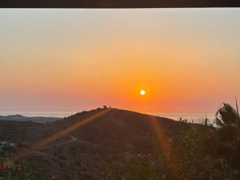 This modern, elevated ground floor, open plan apartment is located in a secure gated complex in the upper part of Calahonda enjoying amazing views to the sea.  What we really like about this property is the amazing panoramic view, the extra wide spacious 