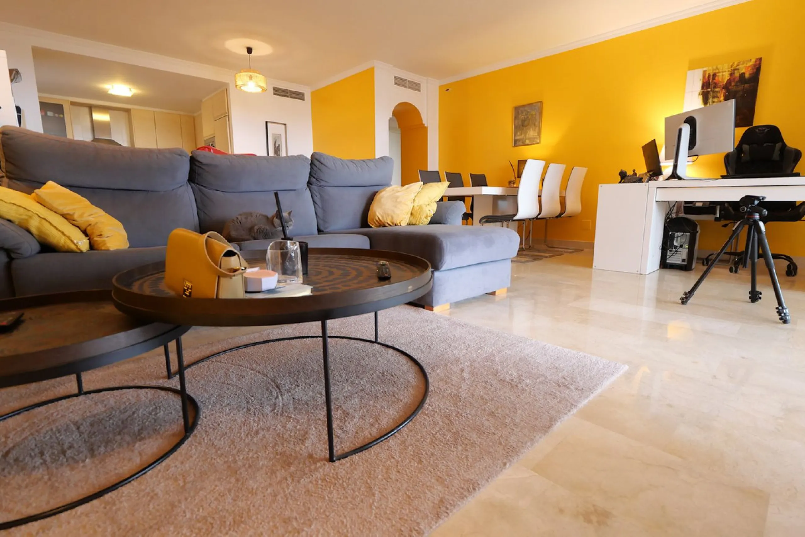 This modern, elevated ground floor, open plan apartment is located in a secure gated complex in the upper part of Calahonda enjoying amazing views to the sea.  What we really like about this property is the amazing panoramic view, the extra wide spacious 