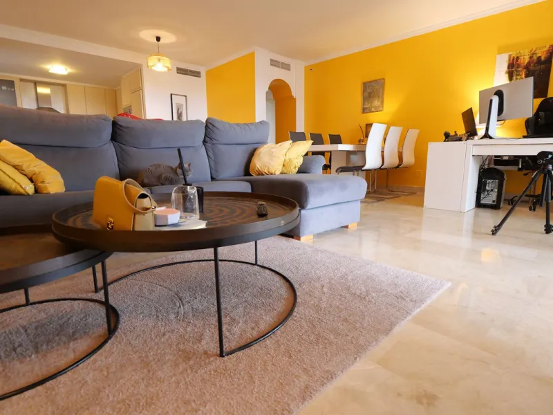 This modern, elevated ground floor, open plan apartment is located in a secure gated complex in the upper part of Calahonda enjoying amazing views to the sea.  What we really like about this property is the amazing panoramic view, the extra wide spacious 