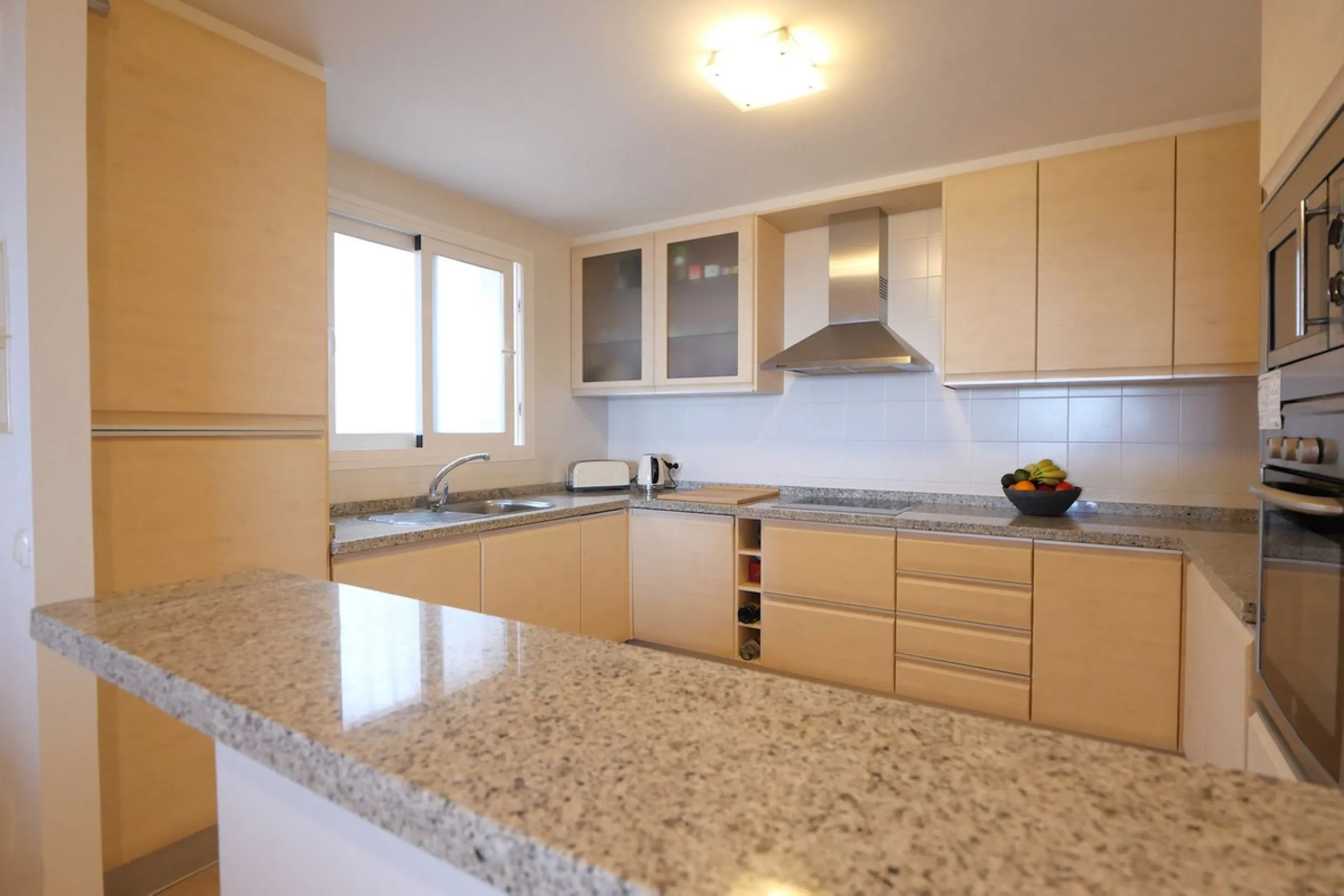 This modern, elevated ground floor, open plan apartment is located in a secure gated complex in the upper part of Calahonda enjoying amazing views to the sea.  What we really like about this property is the amazing panoramic view, the extra wide spacious 