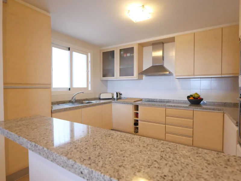 This modern, elevated ground floor, open plan apartment is located in a secure gated complex in the upper part of Calahonda enjoying amazing views to the sea.  What we really like about this property is the amazing panoramic view, the extra wide spacious 