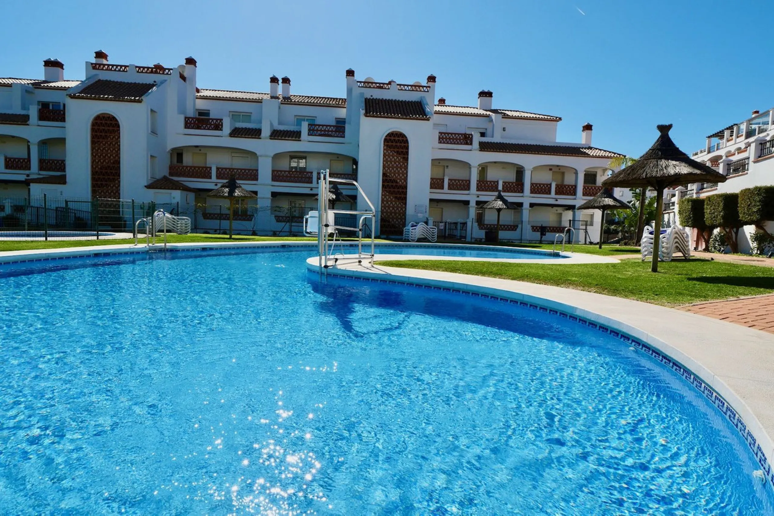 This modern, elevated ground floor, open plan apartment is located in a secure gated complex in the upper part of Calahonda enjoying amazing views to the sea.  What we really like about this property is the amazing panoramic view, the extra wide spacious 