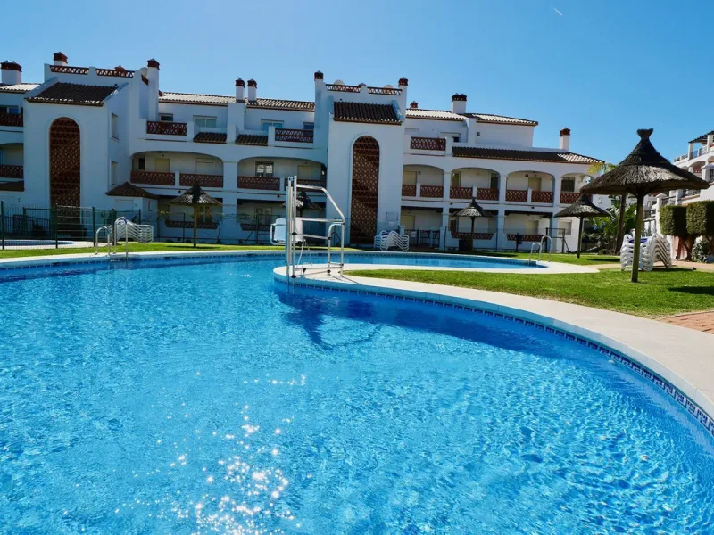 This modern, elevated ground floor, open plan apartment is located in a secure gated complex in the upper part of Calahonda enjoying amazing views to the sea.  What we really like about this property is the amazing panoramic view, the extra wide spacious 