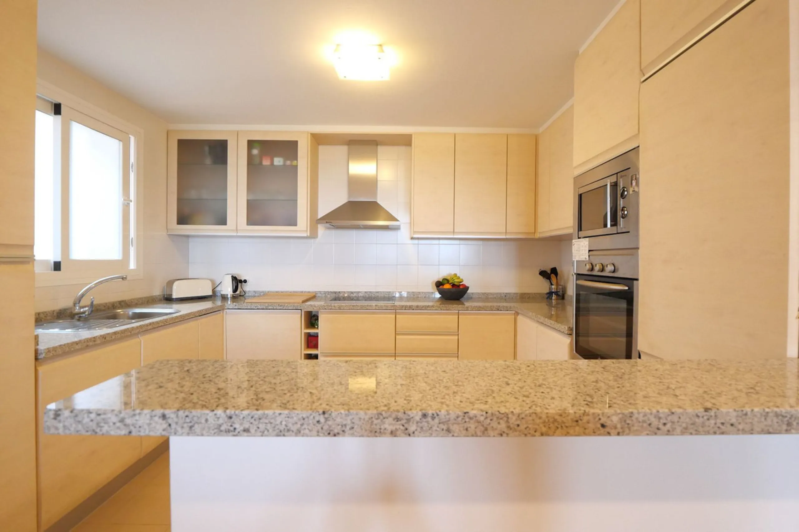 This modern, elevated ground floor, open plan apartment is located in a secure gated complex in the upper part of Calahonda enjoying amazing views to the sea.  What we really like about this property is the amazing panoramic view, the extra wide spacious 