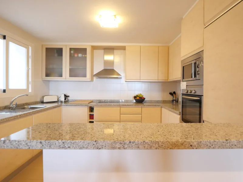 This modern, elevated ground floor, open plan apartment is located in a secure gated complex in the upper part of Calahonda enjoying amazing views to the sea.  What we really like about this property is the amazing panoramic view, the extra wide spacious 