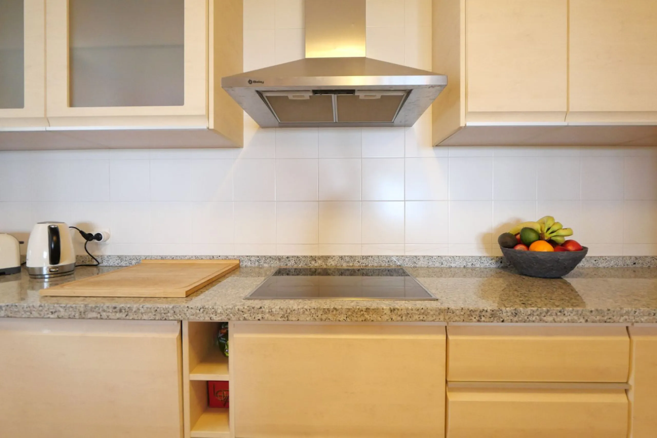 This modern, elevated ground floor, open plan apartment is located in a secure gated complex in the upper part of Calahonda enjoying amazing views to the sea.  What we really like about this property is the amazing panoramic view, the extra wide spacious 