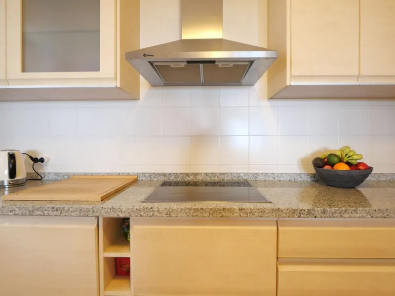 This modern, elevated ground floor, open plan apartment is located in a secure gated complex in the upper part of Calahonda enjoying amazing views to the sea.  What we really like about this property is the amazing panoramic view, the extra wide spacious 