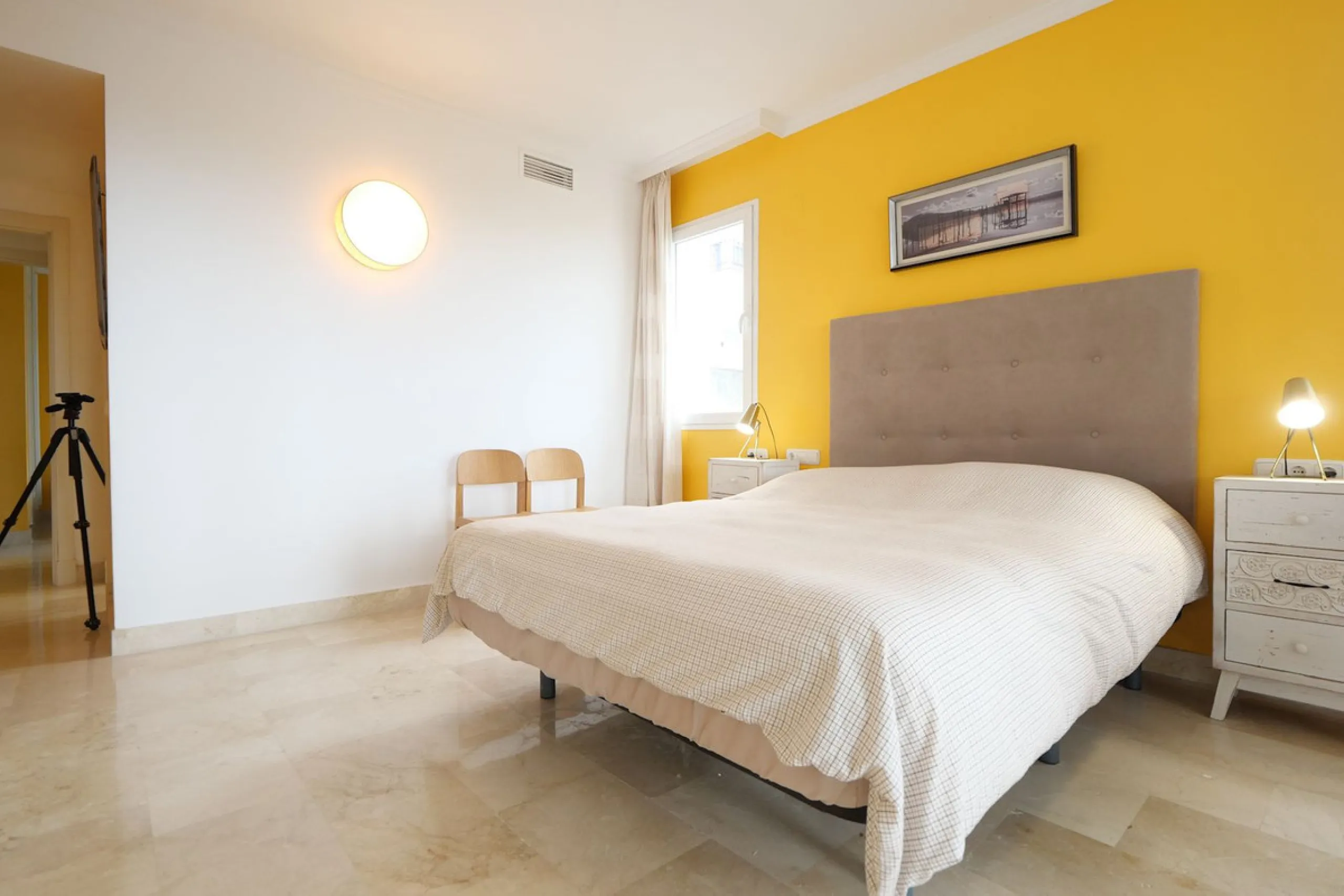 This modern, elevated ground floor, open plan apartment is located in a secure gated complex in the upper part of Calahonda enjoying amazing views to the sea.  What we really like about this property is the amazing panoramic view, the extra wide spacious 