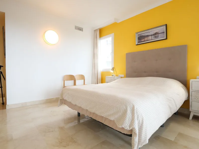 This modern, elevated ground floor, open plan apartment is located in a secure gated complex in the upper part of Calahonda enjoying amazing views to the sea.  What we really like about this property is the amazing panoramic view, the extra wide spacious 