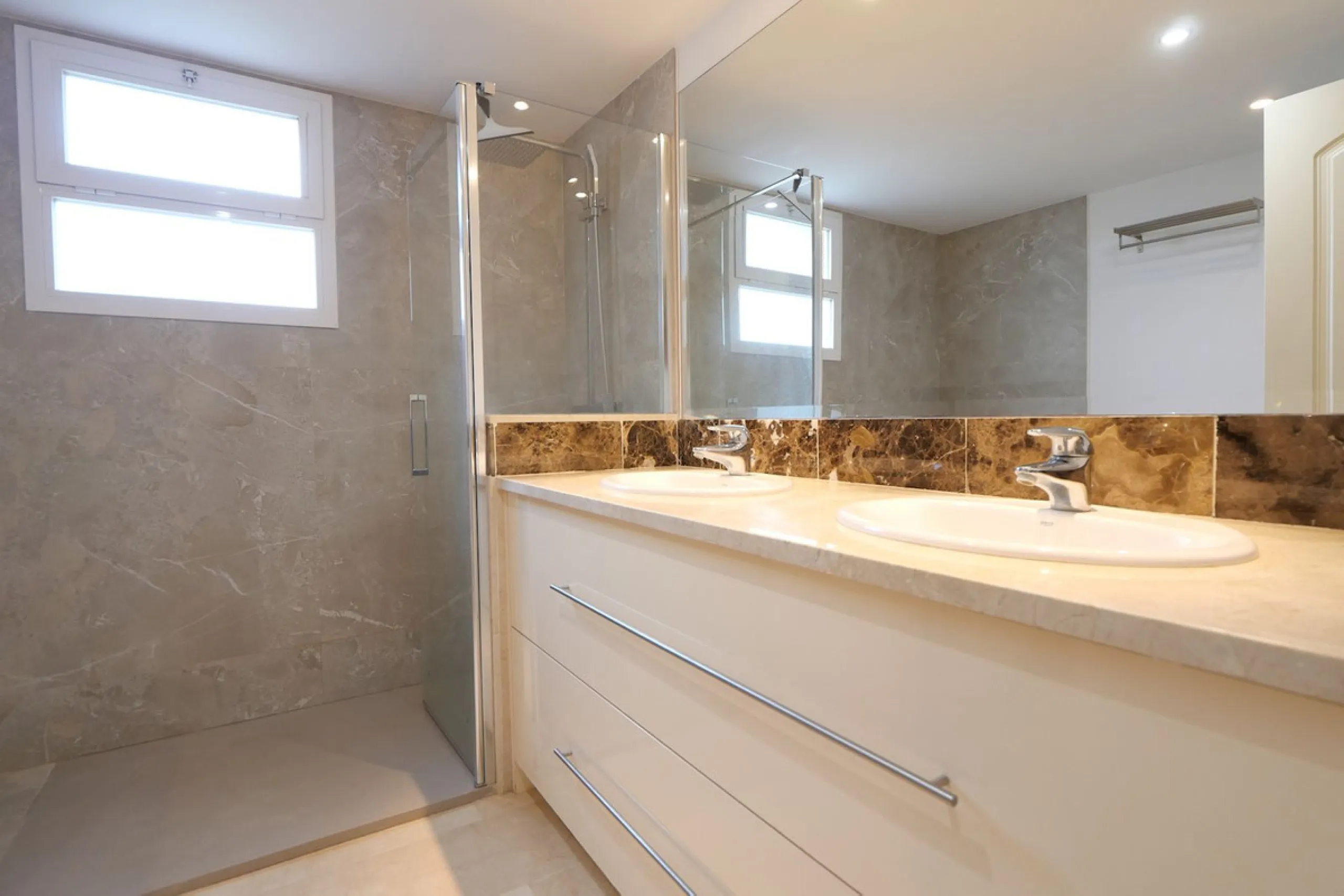 This modern, elevated ground floor, open plan apartment is located in a secure gated complex in the upper part of Calahonda enjoying amazing views to the sea.  What we really like about this property is the amazing panoramic view, the extra wide spacious 