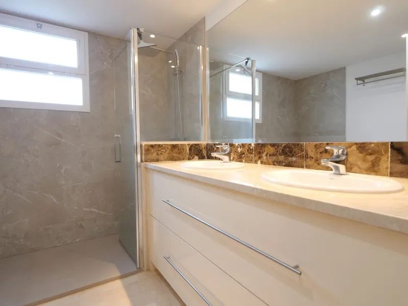 This modern, elevated ground floor, open plan apartment is located in a secure gated complex in the upper part of Calahonda enjoying amazing views to the sea.  What we really like about this property is the amazing panoramic view, the extra wide spacious 