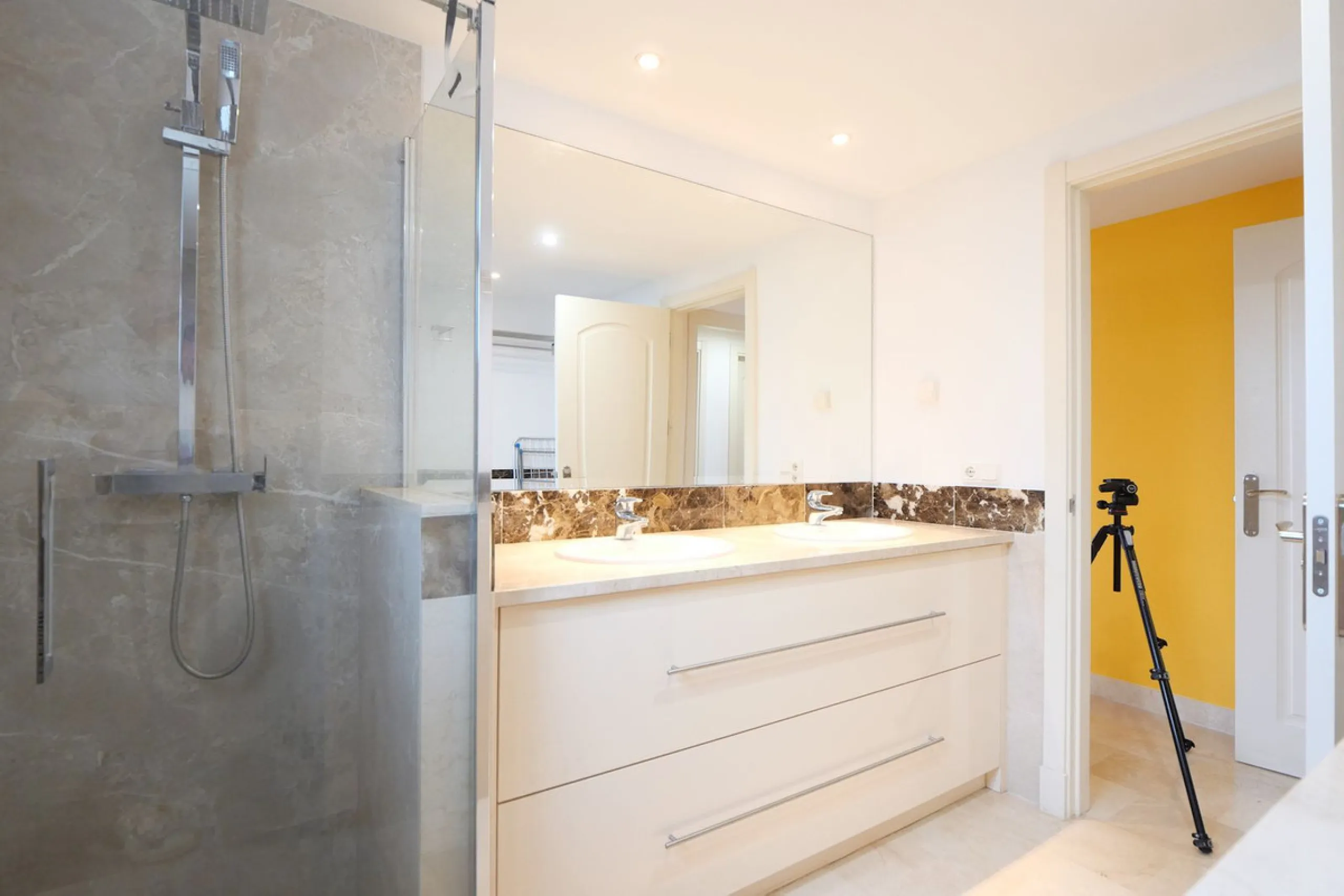This modern, elevated ground floor, open plan apartment is located in a secure gated complex in the upper part of Calahonda enjoying amazing views to the sea.  What we really like about this property is the amazing panoramic view, the extra wide spacious 