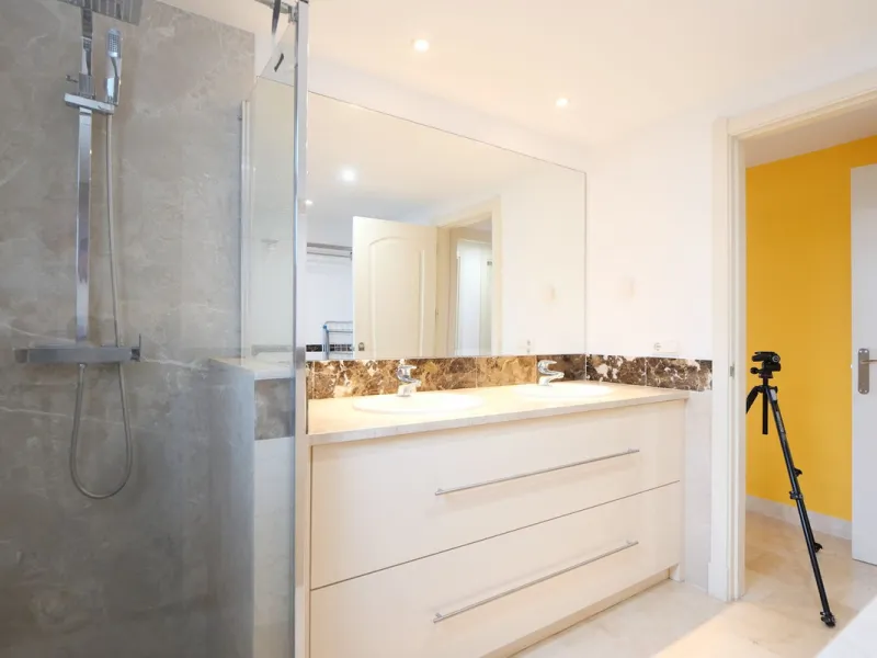 This modern, elevated ground floor, open plan apartment is located in a secure gated complex in the upper part of Calahonda enjoying amazing views to the sea.  What we really like about this property is the amazing panoramic view, the extra wide spacious 