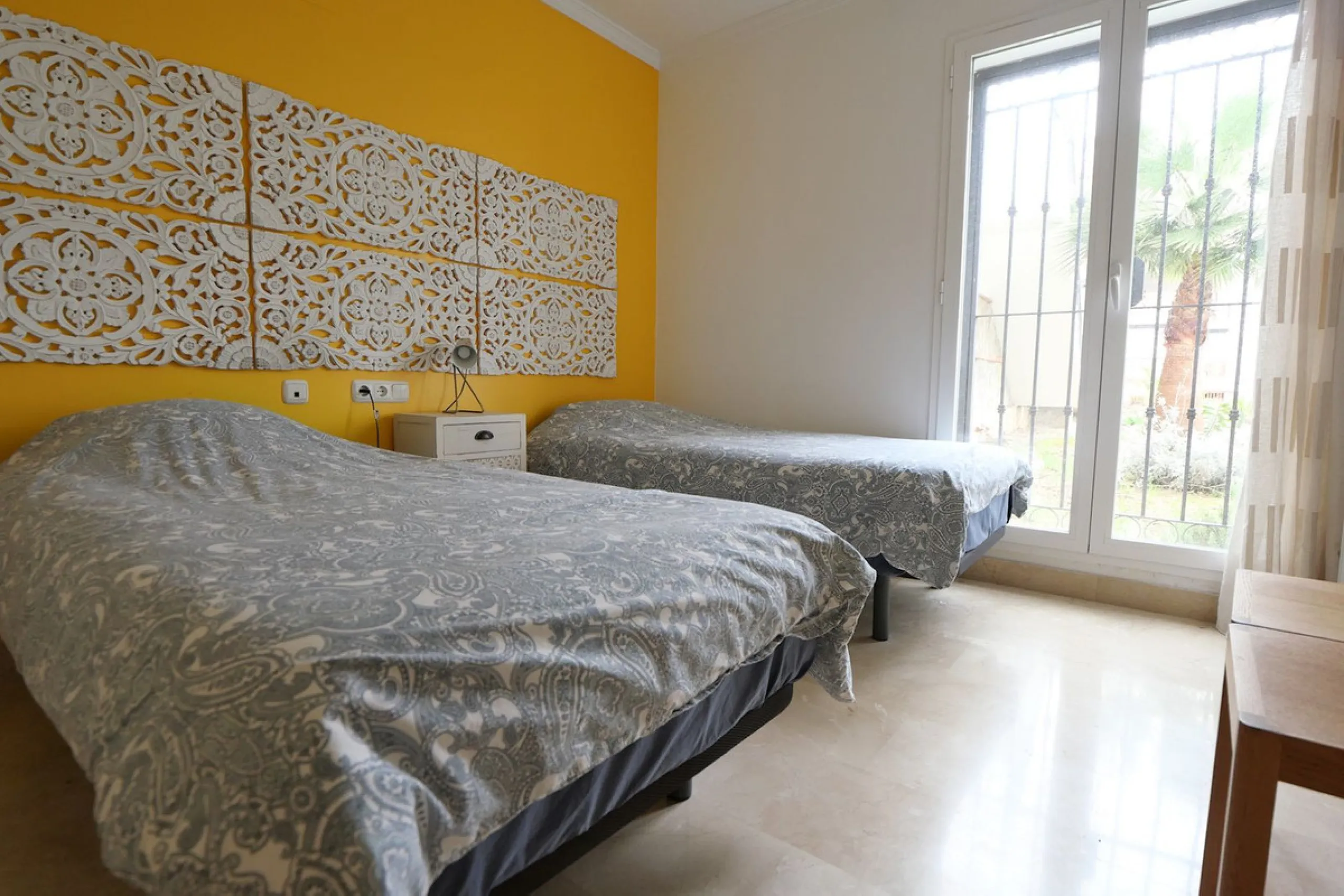This modern, elevated ground floor, open plan apartment is located in a secure gated complex in the upper part of Calahonda enjoying amazing views to the sea.  What we really like about this property is the amazing panoramic view, the extra wide spacious 