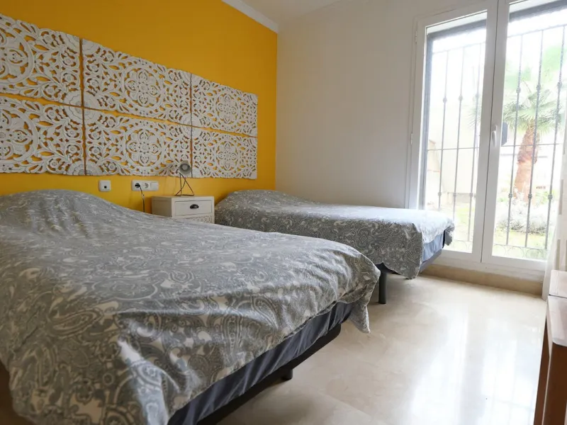 This modern, elevated ground floor, open plan apartment is located in a secure gated complex in the upper part of Calahonda enjoying amazing views to the sea.  What we really like about this property is the amazing panoramic view, the extra wide spacious 