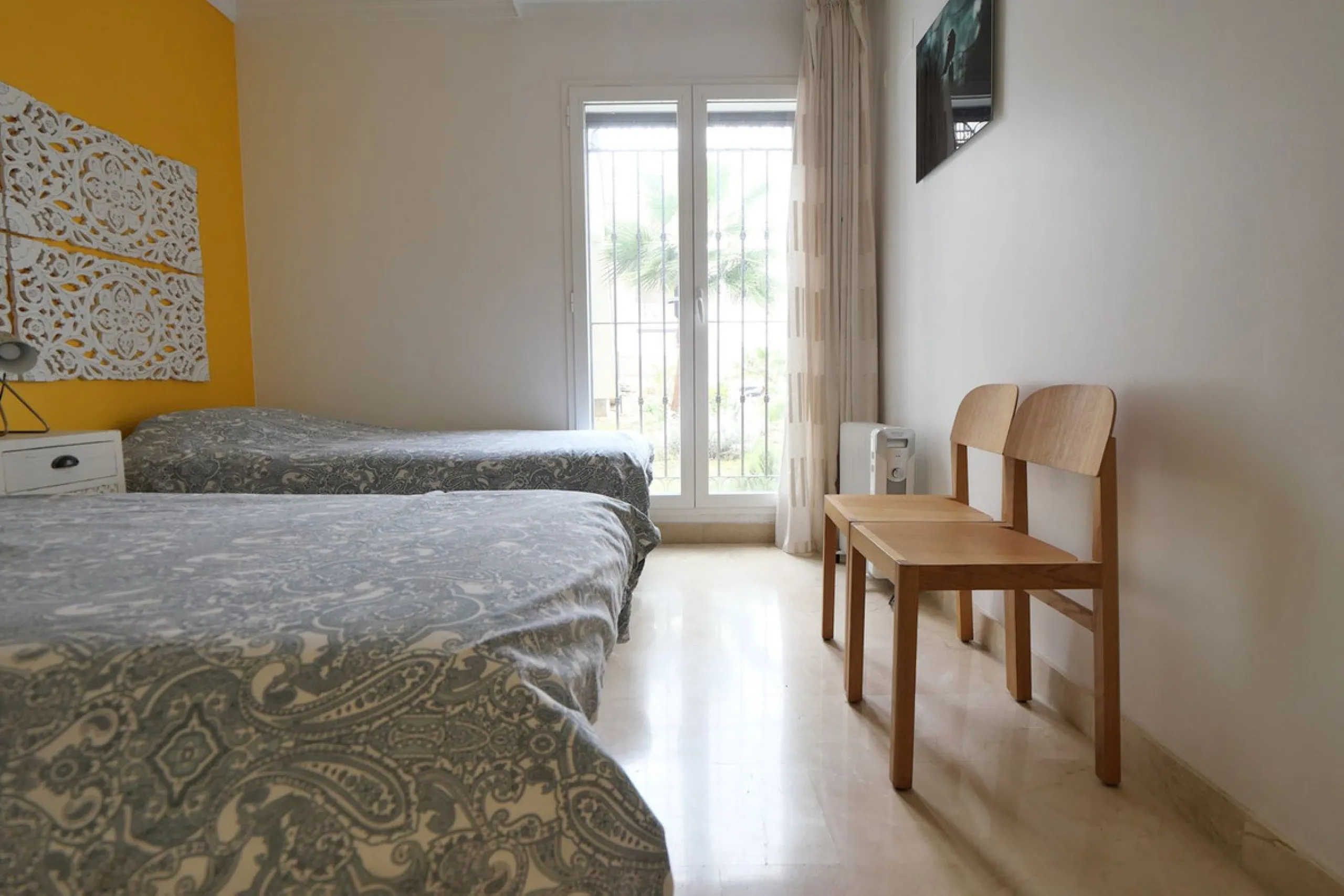 This modern, elevated ground floor, open plan apartment is located in a secure gated complex in the upper part of Calahonda enjoying amazing views to the sea.  What we really like about this property is the amazing panoramic view, the extra wide spacious 