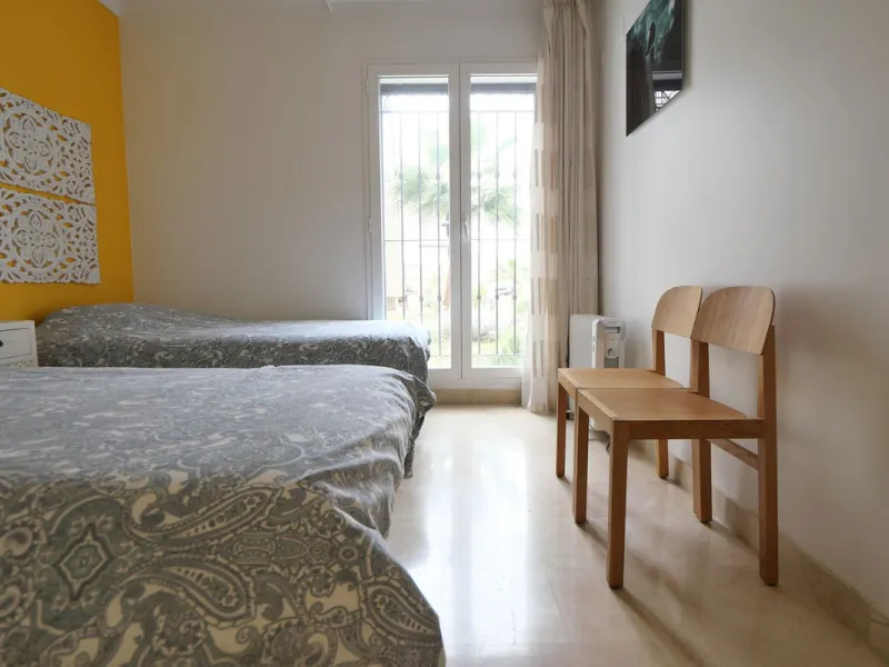 This modern, elevated ground floor, open plan apartment is located in a secure gated complex in the upper part of Calahonda enjoying amazing views to the sea.  What we really like about this property is the amazing panoramic view, the extra wide spacious 