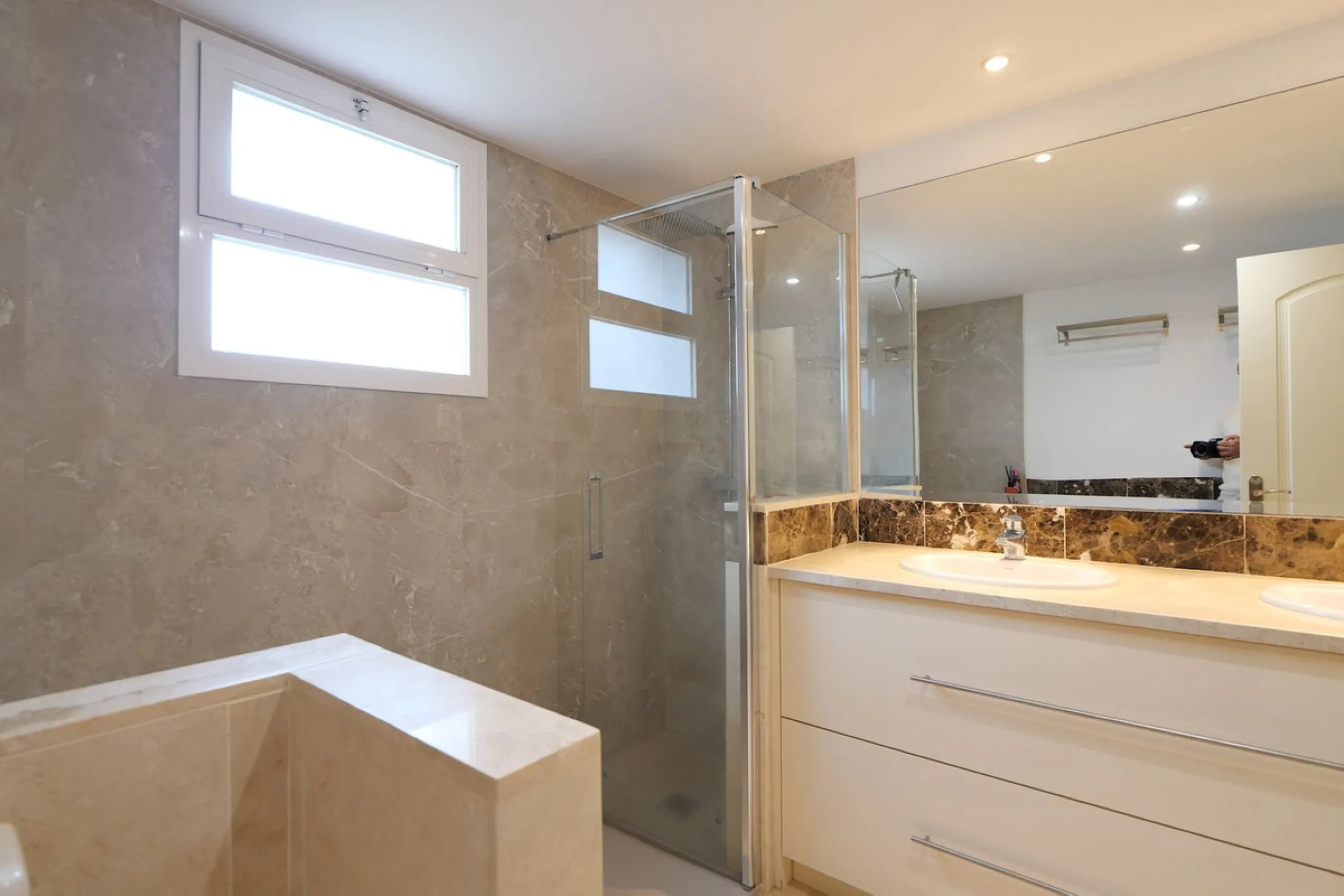 This modern, elevated ground floor, open plan apartment is located in a secure gated complex in the upper part of Calahonda enjoying amazing views to the sea.  What we really like about this property is the amazing panoramic view, the extra wide spacious 