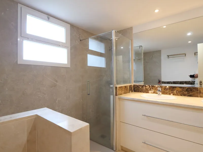 This modern, elevated ground floor, open plan apartment is located in a secure gated complex in the upper part of Calahonda enjoying amazing views to the sea.  What we really like about this property is the amazing panoramic view, the extra wide spacious 