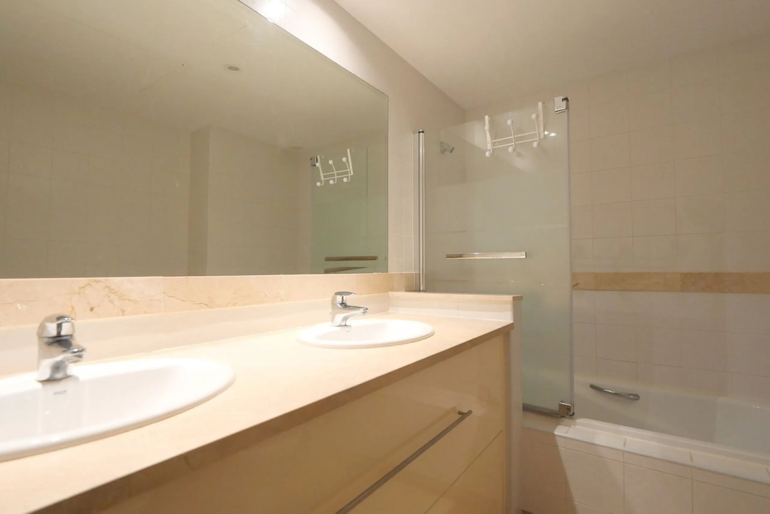 This modern, elevated ground floor, open plan apartment is located in a secure gated complex in the upper part of Calahonda enjoying amazing views to the sea.  What we really like about this property is the amazing panoramic view, the extra wide spacious 