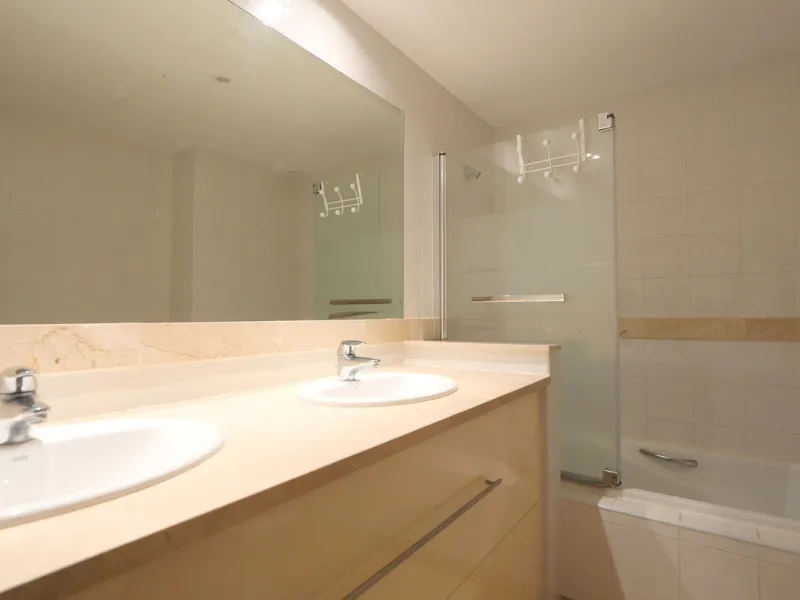 This modern, elevated ground floor, open plan apartment is located in a secure gated complex in the upper part of Calahonda enjoying amazing views to the sea.  What we really like about this property is the amazing panoramic view, the extra wide spacious 