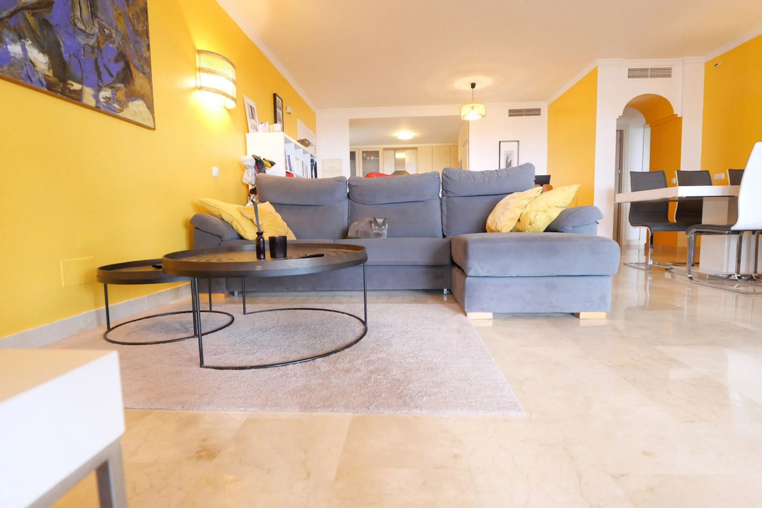 This modern, elevated ground floor, open plan apartment is located in a secure gated complex in the upper part of Calahonda enjoying amazing views to the sea.  What we really like about this property is the amazing panoramic view, the extra wide spacious 