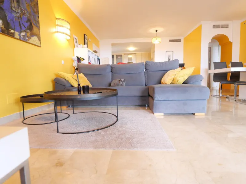 This modern, elevated ground floor, open plan apartment is located in a secure gated complex in the upper part of Calahonda enjoying amazing views to the sea.  What we really like about this property is the amazing panoramic view, the extra wide spacious 