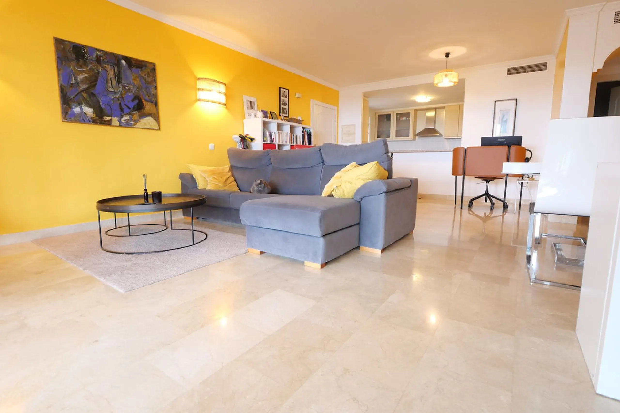 This modern, elevated ground floor, open plan apartment is located in a secure gated complex in the upper part of Calahonda enjoying amazing views to the sea.  What we really like about this property is the amazing panoramic view, the extra wide spacious 