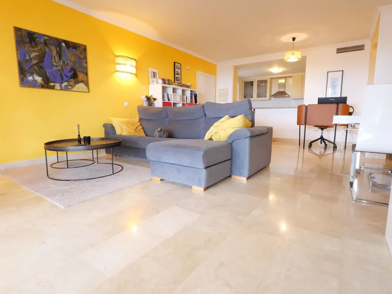 This modern, elevated ground floor, open plan apartment is located in a secure gated complex in the upper part of Calahonda enjoying amazing views to the sea.  What we really like about this property is the amazing panoramic view, the extra wide spacious 