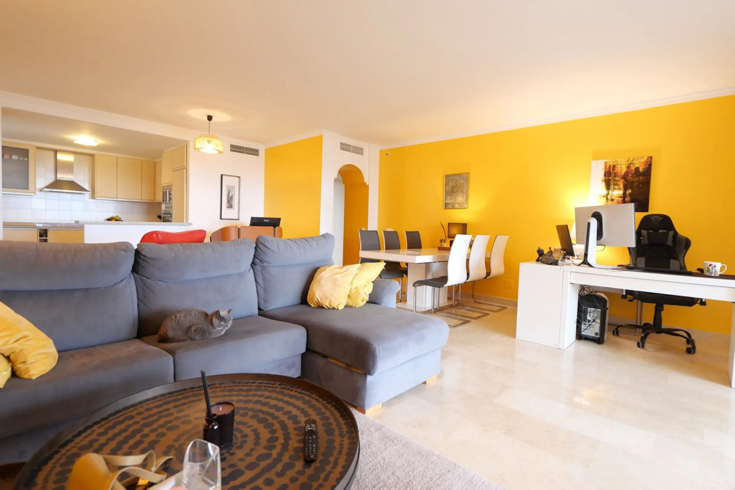 This modern, elevated ground floor, open plan apartment is located in a secure gated complex in the upper part of Calahonda enjoying amazing views to the sea.  What we really like about this property is the amazing panoramic view, the extra wide spacious 