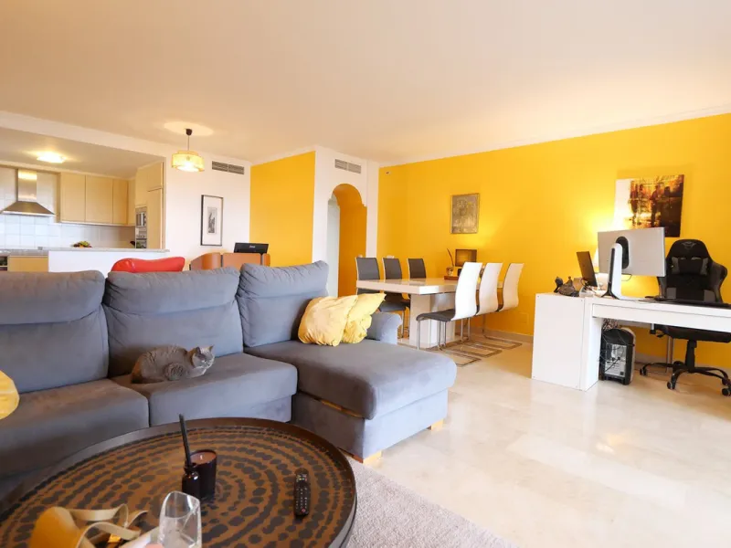 This modern, elevated ground floor, open plan apartment is located in a secure gated complex in the upper part of Calahonda enjoying amazing views to the sea.  What we really like about this property is the amazing panoramic view, the extra wide spacious 
